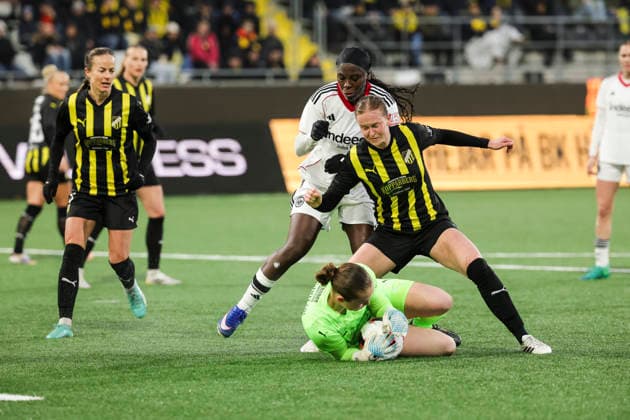 GÖTEBORG, SVERIGE 20260402 Eintracht Frankfurts Nicole Anyomi och Häckens Emma Östlund framför äckens malvakt Fanney Birkisdottir under torsdagens semifinal i Europa Cup mellan BK Häcken och Eintracht Frankfurt pa Nordic Wellness arena (Hisingen Arena). GÖTEBORG SVERIGE x9200x
