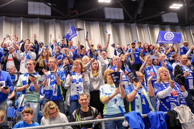 02.04.2026, Handball, HBL, Bergischer HC - VfL Gummersbach, Mitsubishi Electric HALLE Düsseldorf: Gummersbacher Fans feuern die Mannschaft an Nordrhein-Westfalen Deutschland