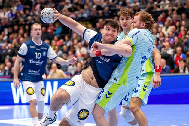 Sport Bilder des Tages 02.04.2026, Handball, HBL, Bergischer HC - VfL Gummersbach, Mitsubishi Electric HALLE Düsseldorf: Aron Seesing (BHC 49) im Zweikampf gegen Tom Kiesler (VfL Gummersbach 30) Nordrhein-Westfalen Deutschland