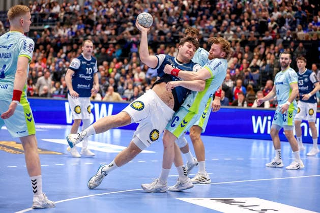02.04.2026, Handball, HBL, Bergischer HC - VfL Gummersbach, Mitsubishi Electric HALLE Düsseldorf: Aron Seesing (BHC 49) im Zweikampf gegen Tom Kiesler (VfL Gummersbach 30) Nordrhein-Westfalen Deutschland