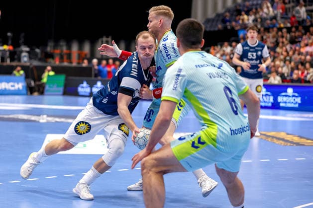 02.04.2026, Handball, HBL, Bergischer HC - VfL Gummersbach, Mitsubishi Electric HALLE Düsseldorf: Fynn Hangstein (BHC 10) im Zweikampf gegen Ellioi Snaer Vioarsson (VfL Gummersbach 04) Nordrhein-Westfalen Deutschland