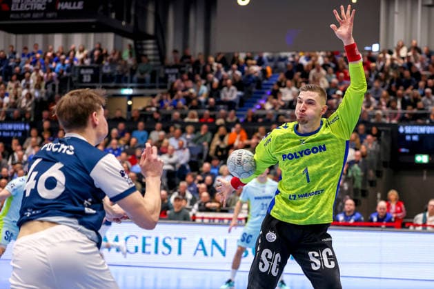 02.04.2026, Handball, HBL, Bergischer HC - VfL Gummersbach, Mitsubishi Electric HALLE Düsseldorf: Dominik Kuzmanovic (VfL Gummersbach 01) verteidigt Parade gegen Julian Fuchs (BHC 46) Nordrhein-Westfalen Deutschland