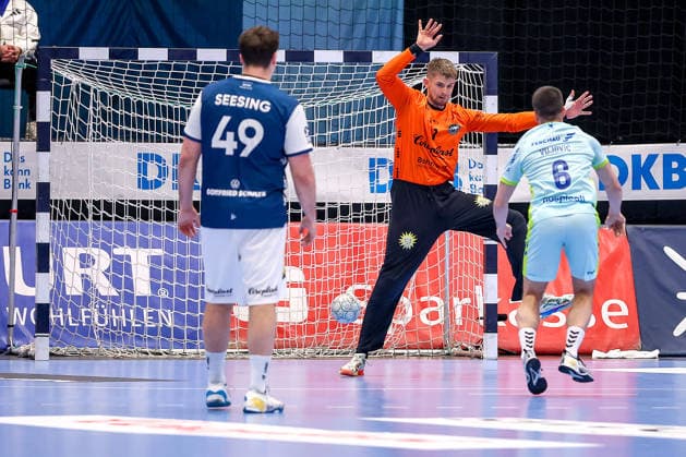 02.04.2026, Handball, HBL, Bergischer HC - VfL Gummersbach, Mitsubishi Electric HALLE Düsseldorf: Milos Vujovic (VfL Gummersbach 06) verwandelt den Siebenmeter ins Tor von Torhüter Christopher Rudeck (BHC 01) Nordrhein-Westfalen Deutschland