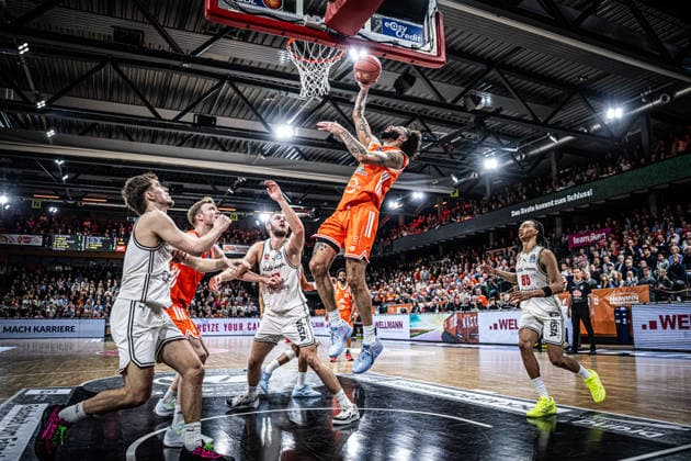 1. Basketball Bundesliga, easyCredit BBL, Saison 2025 2026, Herren, Hauptrunde, 27. Spieltag, 02.04.2026, RASTA Vechta - BMA365 Bamberg Baskets Tevin Brown ( 10 - RASTA Vechta) beim Korbleger Vechta RASTA Dome Niedersachsen Deutschland
