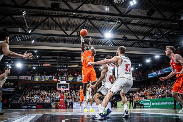 1. Basketball Bundesliga, easyCredit BBL, Saison 2025 2026, Herren, Hauptrunde, 27. Spieltag, 02.04.2026, RASTA Vechta - BMA365 Bamberg Baskets TJ Bamba ( 5 - RASTA Vechta) beim Korbleger Vechta RASTA Dome Niedersachsen Deutschland