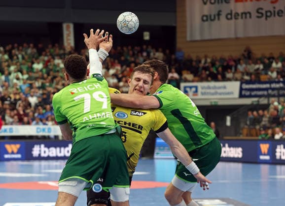 02.04.2026, xovx, Handball Daikin Handball Bundesliga, HSG Wetzlar - TVB Stuttgart v.l. Ahmet Nafea (HSG Wetzlar), Simone Mengon (TVB Stuttgart), Jona Schoch (HSG Wetzlar) Wetzlar Buderus-Arena Hessen Deutschland (DE)