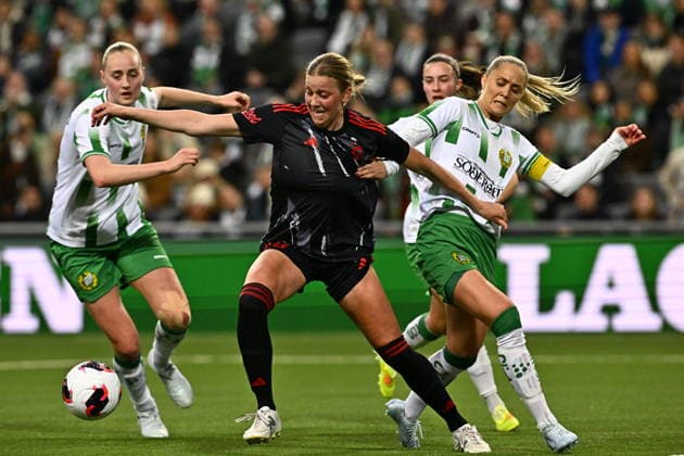 STOCKHOLM, SWEDEN 20260402 Sparta Prague s Hallie Bergford between Hammarby s Emilie Bragstad and Alice Carlsson during Thursday s semi-final in the European Cup between Hammarby IF and AC Sparta Prague at 3Arena. STOCKHOLM SWEDEN x10030x