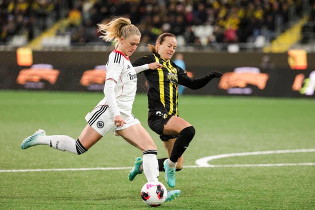 GÖTEBORG, SVERIGE 20260402 Eintracht Frankfurts Rebecka Blomqvist (tv) och Häckens Aivi Luik under torsdagens semifinal i Europa Cup mellan BK Häcken och Eintracht Frankfurt pa Nordic Wellness arena (Hisingen Arena). GÖTEBORG SVERIGE x9200x
