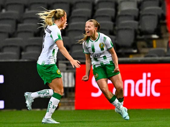 STOCKHOLM, SVERIGE 20260402 Hammarbys Fanny Peterson (th) jublar med Stina Lennartsson efter sitt 1-0-mal under torsdagens semifinal i Europa Cup mellan Hammarby IF och AC Sparta Prag pa 3Arena. STOCKHOLM SVERIGE x10030x