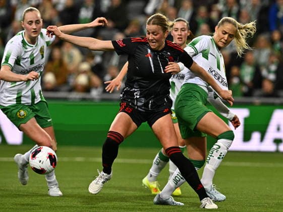 Sparta Prague s Hallie Bergford between Hammarby s Emilie Bragstad and Alice Carlsson during the UEFA Women s Europa Cup 2nd leg semi-final soccer match between Hammarby IF and AC Sparta Praha at 3Arena, in Stockholm, Sweden, on April 2, 2026. STOCKHOLM SWEDEN x10030x