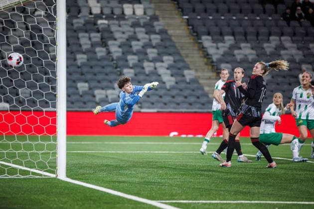 260402 Fanny Peterson of Hammarby (not pictured) scores the 1-0 goal behind goalkeeper Lisan Alkemade of Sparta Prague during the UEFA Women s Europa Cup semifinal between Hammarby and Sparta Prague on April 2, 2026 in Stockholm. Photo: Kenta Jönsson BILDBYRAN COP 210 KJ0331 fotboll football soccer fotball europa cup hammarby sparta prague uefa womens europa cup semifinal dam bbeng Copyright: KENTAxJÖNSSON BB260402KJ017