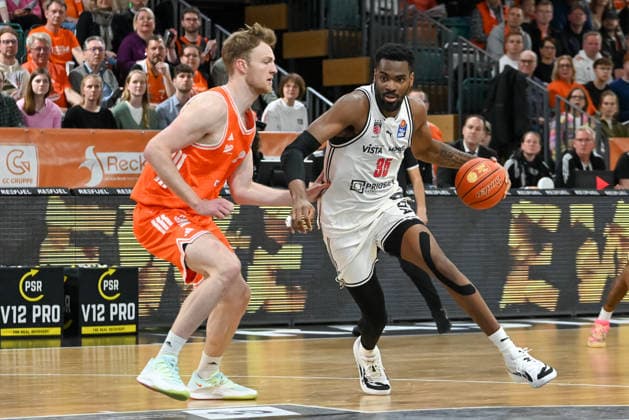 Ejiofor Onu (BMA365 Baskets Bamberg, 35) und Lars Thiemann (RASTA Vechta, 21) RASTA Vechta vs. BMA365 Baskets Bamberg, easyCredit Basketball Bundesliga, 27. Spieltag, Saison 2025 2026, 02.04.2026, RASTA Vechta vs. BMA365 Baskets Bamberg, easyCredit Basketball Bundesliga, 27. Spieltag, Saison 2025 2026, 02.04.2026 Vechta Copyright: xEibner-Pressefoto RobertxGertzenx EP_RGN