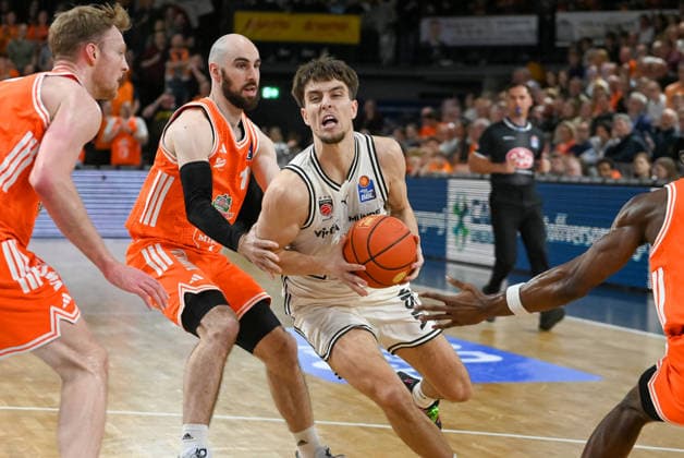 Zacharias Ensminger (BMA365 Baskets Bamberg, 01) am Ball gegen Tommy Kuhse (RASTA Vechta, 12) RASTA Vechta vs. BMA365 Baskets Bamberg, easyCredit Basketball Bundesliga, 27. Spieltag, Saison 2025 2026, 02.04.2026, RASTA Vechta vs. BMA365 Baskets Bamberg, easyCredit Basketball Bundesliga, 27. Spieltag, Saison 2025 2026, 02.04.2026 Vechta Copyright: xEibner-Pressefoto RobertxGertzenx EP_RGN