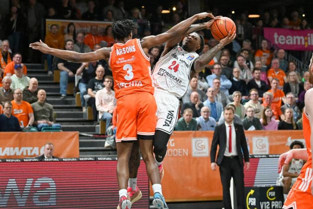 Cobe Williams (BMA365 Baskets Bamberg, 24) am Ball geen Malik Parsons (RASTA Vechta, 03) RASTA Vechta vs. BMA365 Baskets Bamberg, easyCredit Basketball Bundesliga, 27. Spieltag, Saison 2025 2026, 02.04.2026, RASTA Vechta vs. BMA365 Baskets Bamberg, easyCredit Basketball Bundesliga, 27. Spieltag, Saison 2025 2026, 02.04.2026 Vechta Copyright: xEibner-Pressefoto RobertxGertzenx EP_RGN