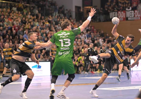 2.4.2026, Dresdens Sebastian Greß am Ball, links Dresdens Jonas Thümmler und LUdwigshafens Rene Zobel, Handball, 2. Bundesliga, HC Elbflorenz Dresden -Eulen Ludwigshafen, (c) Dresden