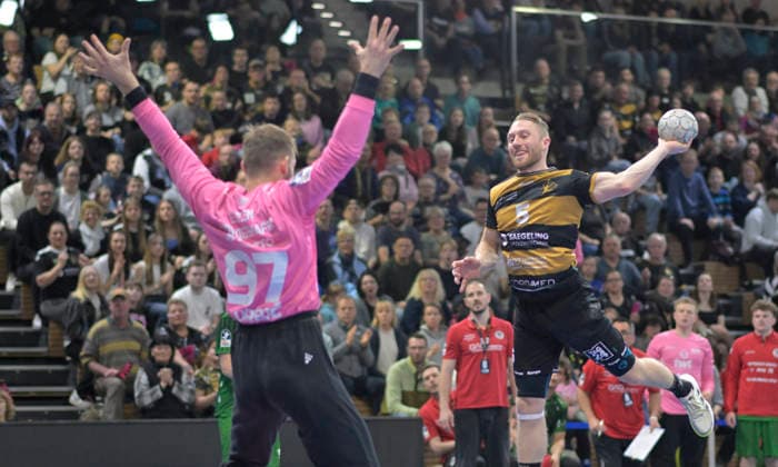 2.4.2026, Dresdens Lukas Wucherpfennig wirft, Eulens Torwart Ziga Urbic, Handball, 2. Bundesliga, HC Elbflorenz Dresden -Eulen Ludwigshafen, (c) Dresden