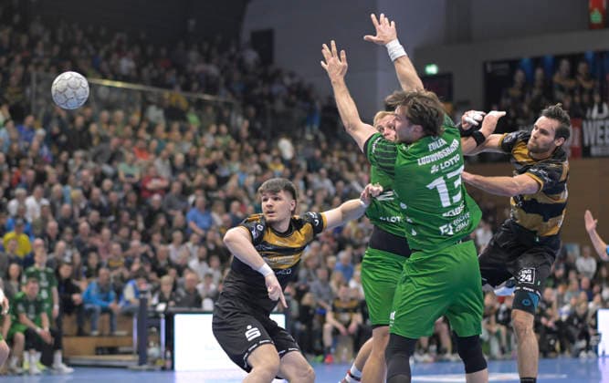 2.4.2026, Dresdens Sebastian Greß wirft, Dresdens Ediz Aktas schaut zu, Handball, 2. Bundesliga, HC Elbflorenz Dresden -Eulen Ludwigshafen, (c) Dresden