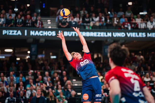 CEV Cup: SVG Lüneburg - Greenyard Maaseik, 02.04.2026 Santeri Välimaa (SVG Lüneburg, 12) spielt den Ball; CEV Volleyball Cup, Halbfinale, Rückspiel: SVG Lüneburg vs. Greenyard Maaseik am 02.04.2026 in der LKH-Arena, Lüneburg Copyright: xBEAUTIFULxSPORTS Tonhäuserx