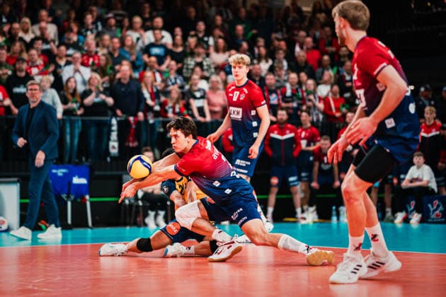 CEV Cup: SVG Lüneburg - Greenyard Maaseik, 02.04.2026 Ethan Champlin (SVG Lüneburg, 20) nimmt den Ball an; CEV Volleyball Cup, Halbfinale, Rückspiel: SVG Lüneburg vs. Greenyard Maaseik am 02.04.2026 in der LKH-Arena, Lüneburg Copyright: xBEAUTIFULxSPORTS Tonhäuserx