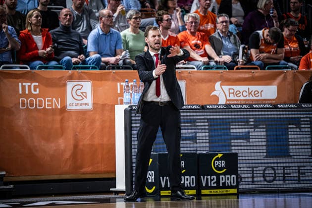 1. Basketball Bundesliga, easyCredit BBL, Saison 2025 2026, Herren, Hauptrunde, 27. Spieltag, 02.04.2026, RASTA Vechta - BMA365 Bamberg Baskets Anton Gavel (Head Coach - BMA365 Bamberg Baskets) während der Partie Vechta RASTA Dome Niedersachsen Deutschland