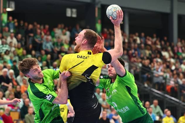 Lenny Rubin (TVB Stuttgart, 44) im Zweikampf mit Niklas Theiss (HSG Wetzlar, 09, links) und Josip Simic (HSG Wetzlar, 10) GER, HSG Wetzlar vs TVB Stuttgart, Handball, 1. Bundesliga, 27. Spieltag, Spielzeit 2025 2026, 02.04.2026 GER, HSG Wetzlar vs TVB Stuttgart, Handball, 1. Bundesliga, 27. Spieltag, Spielzeit 2025 2026, 02.04.2026 Wetzlar Copyright: xEibner-Pressefoto RenexWeissx EP_RWS