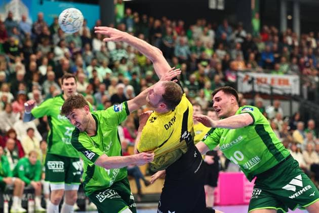 Lenny Rubin (TVB Stuttgart, 44) im Zweikampf mit Niklas Theiss (HSG Wetzlar, 09, links) und Josip Simic (HSG Wetzlar, 10) GER, HSG Wetzlar vs TVB Stuttgart, Handball, 1. Bundesliga, 27. Spieltag, Spielzeit 2025 2026, 02.04.2026 GER, HSG Wetzlar vs TVB Stuttgart, Handball, 1. Bundesliga, 27. Spieltag, Spielzeit 2025 2026, 02.04.2026 Wetzlar Copyright: xEibner-Pressefoto RenexWeissx EP_RWS