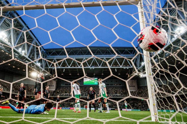 260402 Fanny Peterson of Hammarby gör 1-0 bakom goalkeeper Nikola Harantova of Sparta Prague during the UEFA Women s Europa Cup semifinal between Hammarby and Sparta Prague on April 2, 2026 in Stockholm. Photo: Kenta Jönsson BILDBYRAN COP 210 KJ0331 fotboll football soccer fotball europa cup hammarby sparta prague uefa womens europa cup semifinal dam bbeng Copyright: KENTAxJÖNSSON BB260402KJ019