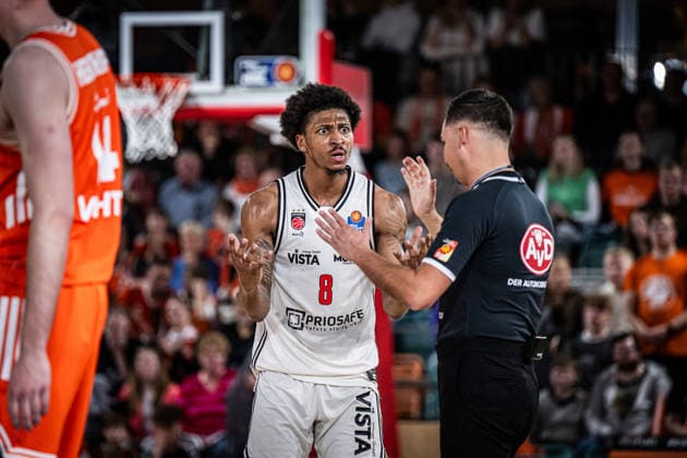 1. Basketball Bundesliga, easyCredit BBL, Saison 2025 2026, Herren, Hauptrunde, 27. Spieltag, 02.04.2026, RASTA Vechta - BMA365 Bamberg Baskets Demarcus Demonia ( 8 - BMA365 Bamberg Baskets) während der Partie Vechta RASTA Dome Niedersachsen Deutschland