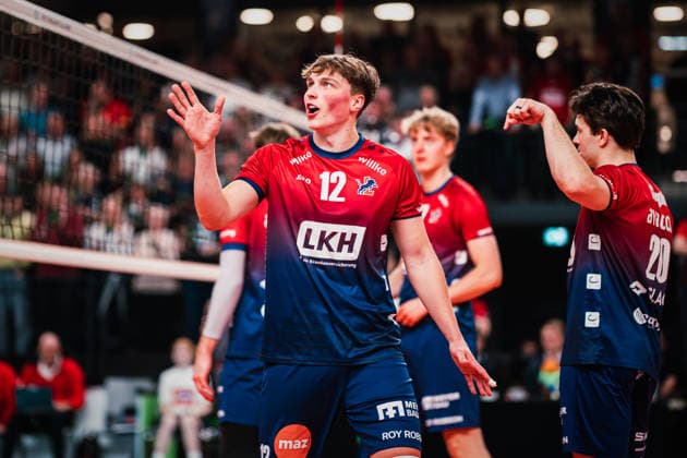 CEV Cup: SVG Lüneburg - Greenyard Maaseik, 02.04.2026 Santeri Välimaa (SVG Lüneburg, 12) irritiert über die Schiedsrichter-Enstschidung ; CEV Volleyball Cup, Halbfinale, Rückspiel: SVG Lüneburg vs. Greenyard Maaseik am 02.04.2026 in der LKH-Arena, Lüneburg Copyright: xBEAUTIFULxSPORTS Tonhäuserx
