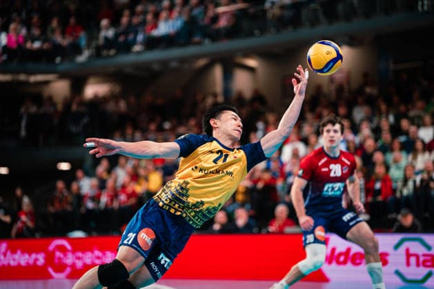 CEV Cup: SVG Lüneburg - Greenyard Maaseik, 02.04.2026 Sho Takahashi (SVG Lüneburg, 21) will den Ball retten; CEV Volleyball Cup, Halbfinale, Rückspiel: SVG Lüneburg vs. Greenyard Maaseik am 02.04.2026 in der LKH-Arena, Lüneburg Copyright: xBEAUTIFULxSPORTS Tonhäuserx