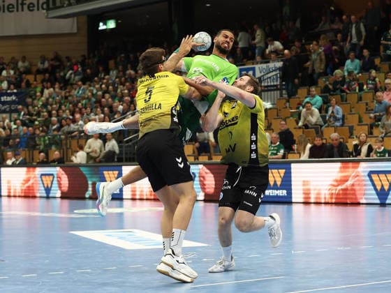 02.04.2026, xovx, Handball Daikin Handball Bundesliga, HSG Wetzlar - TVB Stuttgart v.l. Antonio Serradilla (TVB Stuttgart), Philipp Ahouansou (HSG Wetzlar), Samuel Röthlisberger (TVB Stuttgart) Wetzlar Buderus-Arena Hessen Deutschland (DE)