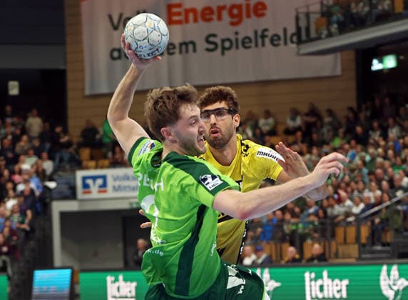 02.04.2026, xovx, Handball Daikin Handball Bundesliga, HSG Wetzlar - TVB Stuttgart v.l. Niklas Theiß (HSG Wetzlar), Antonio Serradilla (TVB Stuttgart) Wetzlar Buderus-Arena Hessen Deutschland (DE)