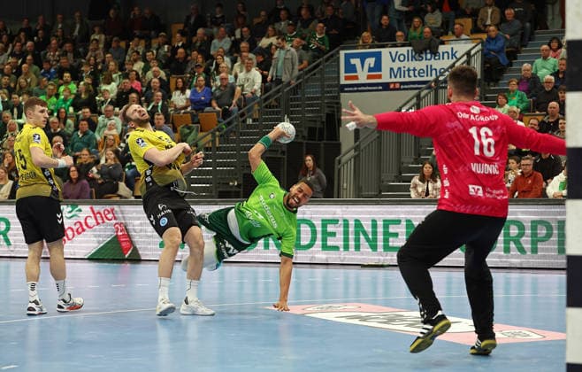02.04.2026, xovx, Handball Daikin Handball Bundesliga, HSG Wetzlar - TVB Stuttgart v.l. Simone Mengon (TVB Stuttgart), Samuel Röthlisberger (TVB Stuttgart), Philipp Ahouansou (HSG Wetzlar), Miljan Vujovic (TVB Stuttgart) Wetzlar Buderus-Arena Hessen Deutschland (DE)