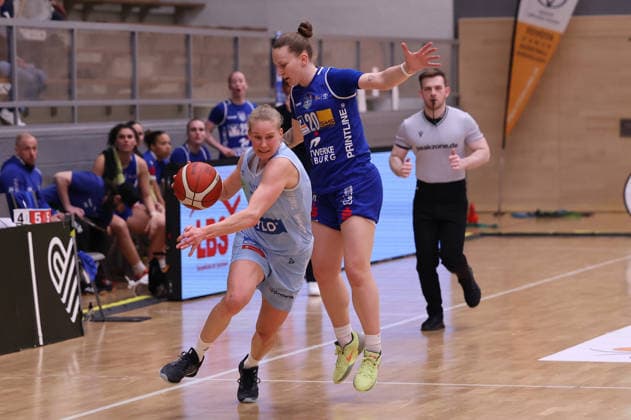 02.04.2026, Basketball, Frauen, Saison 2025 2026, Toyota Damen Basketball Bundesliga, Playoffs, Saarlouis Royals - Basketball-Club Marburg e.V., Elina Koskimies (Saarlouis Royals), Lea Debeljak (Basketball-Club Marburg e.V.) Saarlouis Stadtgartenhalle Saarland Deutschland (DEU) Copyright: xSebastianxBachx