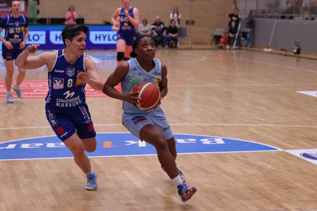 02.04.2026, Basketball, Frauen, Saison 2025 2026, Toyota Damen Basketball Bundesliga, Playoffs, Saarlouis Royals - Basketball-Club Marburg e.V., Martha Burse (Saarlouis Royals), Ana Raimundo (Basketball-Club Marburg e.V.) Saarlouis Stadtgartenhalle Saarland Deutschland (DEU) Copyright: xSebastianxBachx