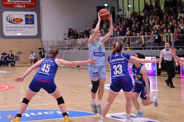 02.04.2026, Basketball, Frauen, Saison 2025 2026, Toyota Damen Basketball Bundesliga, Playoffs, Saarlouis Royals - Basketball-Club Marburg e.V., Egle Zabotkaite (Saarlouis Royals), Allyson Fertig (Basketball-Club Marburg e.V.), Greta Kampschroeder (Basketball-Club Marburg e.V.) Saarlouis Stadtgartenhalle Saarland Deutschland (DEU) Copyright: xSebastianxBachx