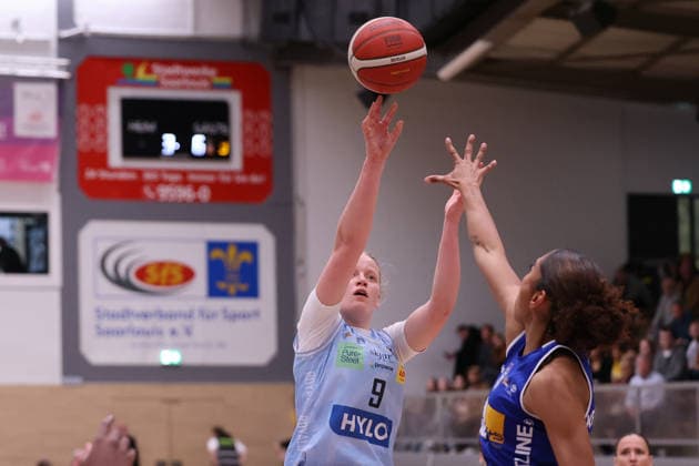 02.04.2026, Basketball, Frauen, Saison 2025 2026, Toyota Damen Basketball Bundesliga, Playoffs, Saarlouis Royals - Basketball-Club Marburg e.V., Emma Eichmeyer (Saarlouis Royals), Lia Kentzler (Basketball-Club Marburg e.V.) Saarlouis Stadtgartenhalle Saarland Deutschland (DEU) Copyright: xSebastianxBachx