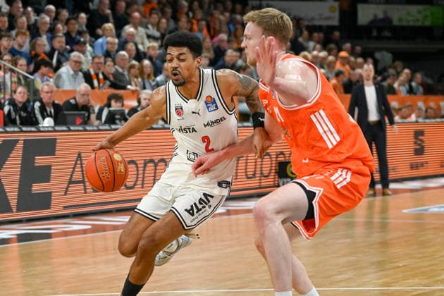 Ibrahim Watson (BMA365 Baskets Bamberg, 02) gegen Lars Thiemann (RASTA Vechta, 21) RASTA Vechta vs. BMA365 Baskets Bamberg, easyCredit Basketball Bundesliga, 27. Spieltag, Saison 2025 2026, 02.04.2026, RASTA Vechta vs. BMA365 Baskets Bamberg, easyCredit Basketball Bundesliga, 27. Spieltag, Saison 2025 2026, 02.04.2026 Vechta Copyright: xEibner-Pressefoto RobertxGertzenx EP_RGN