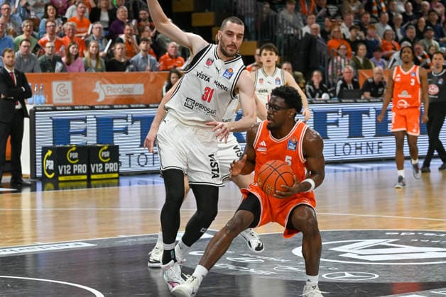 TJ Bamba (RASTA Vechta, 05) gegen Daniel Keppeler (BMA365 Baskets Bamberg, 31) RASTA Vechta vs. BMA365 Baskets Bamberg, easyCredit Basketball Bundesliga, 27. Spieltag, Saison 2025 2026, 02.04.2026, RASTA Vechta vs. BMA365 Baskets Bamberg, easyCredit Basketball Bundesliga, 27. Spieltag, Saison 2025 2026, 02.04.2026 Vechta Copyright: xEibner-Pressefoto RobertxGertzenx EP_RGN
