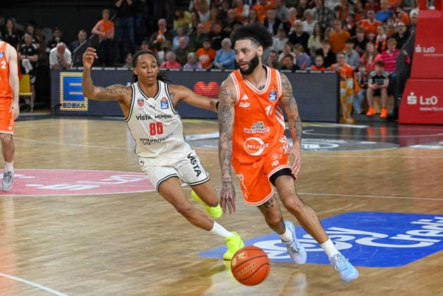 Tevin Brown (RASTA Vechta, 10) gegen Austin Crowley (BMA365 Baskets Bamberg, 85) RASTA Vechta vs. BMA365 Baskets Bamberg, easyCredit Basketball Bundesliga, 27. Spieltag, Saison 2025 2026, 02.04.2026, RASTA Vechta vs. BMA365 Baskets Bamberg, easyCredit Basketball Bundesliga, 27. Spieltag, Saison 2025 2026, 02.04.2026 Vechta Copyright: xEibner-Pressefoto RobertxGertzenx EP_RGN