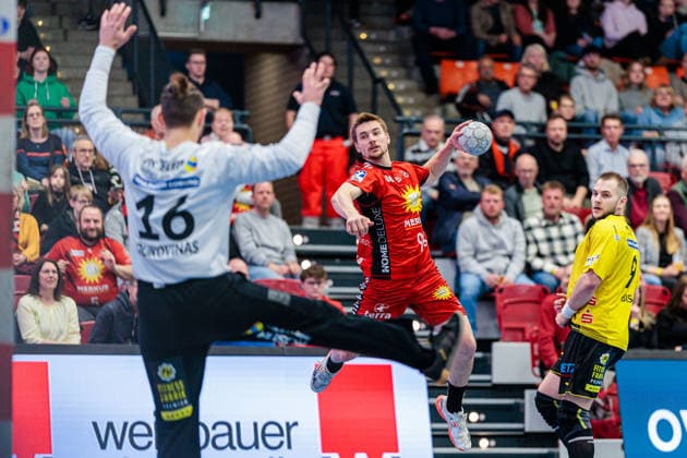 v.l. Petros Boukovinas (HSC 2000 Coburg, 16), Tim Roman Wieling (TuS N-Luebbecke, 96) GER, TuS N-Luebbecke vs. HSC 2000 Coburg, Handball, 2. Bundesliga, 26. Spieltag, Spielzeit 2025 2026, 02.04.2026 GER, TuS N-Luebbecke vs. HSC 2000 Coburg, Handball, 2. Bundesliga, 26. Spieltag, Spielzeit 2025 2026, 02.04.2026 Luebbecke Copyright: xEibner-Pressefoto JanxRollingerx EP_JSK