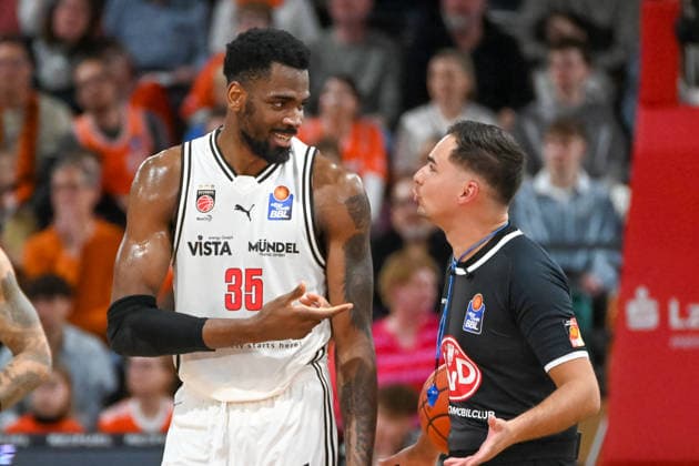 Ejiofor Onu (BMA365 Baskets Bamberg, 35) im Gespraech mit dem Schiedsrichter RASTA Vechta vs. BMA365 Baskets Bamberg, easyCredit Basketball Bundesliga, 27. Spieltag, Saison 2025 2026, 02.04.2026, RASTA Vechta vs. BMA365 Baskets Bamberg, easyCredit Basketball Bundesliga, 27. Spieltag, Saison 2025 2026, 02.04.2026 Vechta Copyright: xEibner-Pressefoto RobertxGertzenx EP_RGN