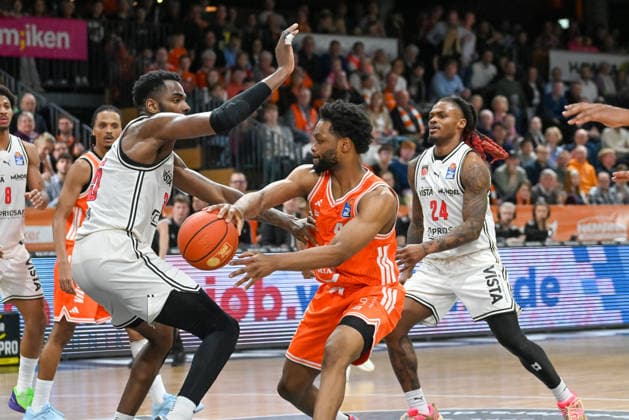Lloyd Pandi (RASTA Vechta, 41) gegen Ejiofor Onu (BMA365 Baskets Bamberg, 35) RASTA Vechta vs. BMA365 Baskets Bamberg, easyCredit Basketball Bundesliga, 27. Spieltag, Saison 2025 2026, 02.04.2026, RASTA Vechta vs. BMA365 Baskets Bamberg, easyCredit Basketball Bundesliga, 27. Spieltag, Saison 2025 2026, 02.04.2026 Vechta Copyright: xEibner-Pressefoto RobertxGertzenx EP_RGN