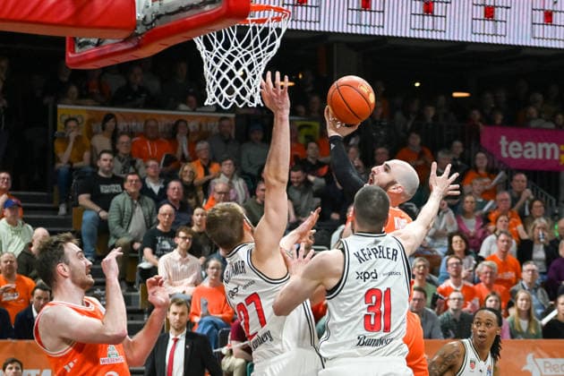 Tommy Kuhse (RASTA Vechta, 12) gegen Daniel Keppeler (BMA365 Baskets Bamberg, 31) und Moritz Krimmer (BMA365 Baskets Bamberg, 27) RASTA Vechta vs. BMA365 Baskets Bamberg, easyCredit Basketball Bundesliga, 27. Spieltag, Saison 2025 2026, 02.04.2026, RASTA Vechta vs. BMA365 Baskets Bamberg, easyCredit Basketball Bundesliga, 27. Spieltag, Saison 2025 2026, 02.04.2026 Vechta Copyright: xEibner-Pressefoto RobertxGertzenx EP_RGN