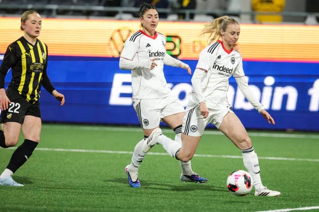 GOTHENBURG, SWEDEN 20260402 Eintracht Frankfurt s Amanda Ilestedt (R) controls the ball during the UEFA Women s Europa Cup 2nd leg semi-final soccer match between BK Häcken and Eintracht Frankfurt at Hisingen Arena in Gothenburg, Sweden, on April 2, 2026. GÖTEBORG SWEDEN x9200x