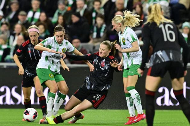STOCKHOLM, SVERIGE 20260402 Sparta Prags Denisa Rancova mellan Hammarbys Vilma Koivisto och Emilie Joramo under torsdagens semifinal i Europa Cup mellan Hammarby IF och AC Sparta Prag pa 3Arena. STOCKHOLM SVERIGE x10030x