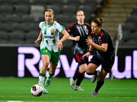 STOCKHOLM, SVERIGE 20260402 ammarbys Fanny Peterso och Sparta Prags Eliska Sonntagova under torsdagens semifinal i Europa Cup mellan Hammarby IF och AC Sparta Prag pa 3Arena. STOCKHOLM SVERIGE x10030x