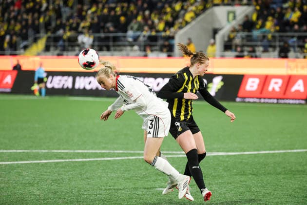 GOTHENBURG, SWEDEN 20260402 Eintracht Frankfurt s Amanda Ilestedt (R) controls the ball during the UEFA Women s Europa Cup 2nd leg semi-final soccer match between BK Häcken and Eintracht Frankfurt at Hisingen Arena in Gothenburg, Sweden, on April 2, 2026. GÖTEBORG SWEDEN x9200x