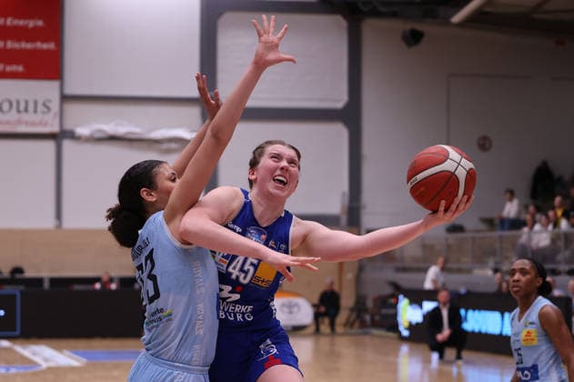 02.04.2026, Basketball, Frauen, Saison 2025 2026, Toyota Damen Basketball Bundesliga, Playoffs, Saarlouis Royals - Basketball-Club Marburg e.V., Brynn Shoup-Hill (Saarlouis Royals), Allyson Fertig (Basketball-Club Marburg e.V.) Saarlouis Stadtgartenhalle Saarland Deutschland (DEU) Copyright: xSebastianxBachx