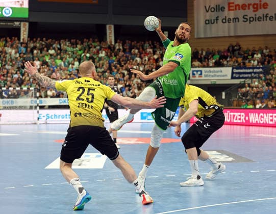 02.04.2026, xovx, Handball Daikin Handball Bundesliga, HSG Wetzlar - TVB Stuttgart v.l. Patrick Zieker (TVB Stuttgart), Philipp Ahouansou (HSG Wetzlar), Lenny Rubin (TVB Stuttgart) Wetzlar Buderus-Arena Hessen Deutschland (DE)